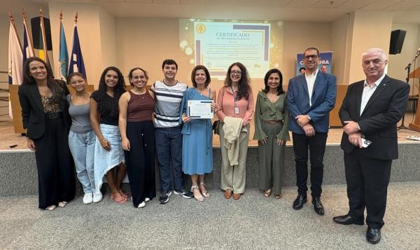 Foto dos representantes do NAF/Ufes e da Receita Federal na cerimônia de premiação