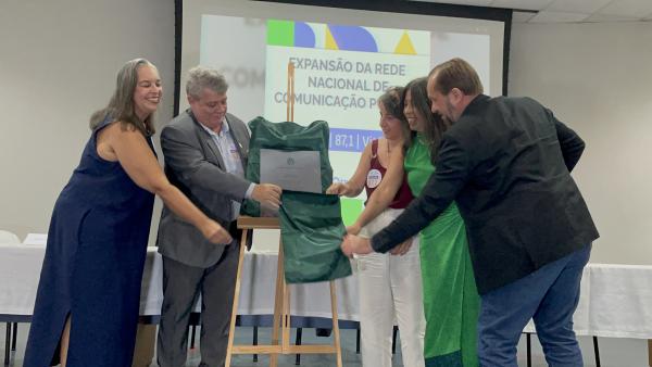 Foto do descerramento da placa de inauguração da rádio