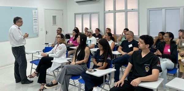 Foto da turma ouvindo o professor