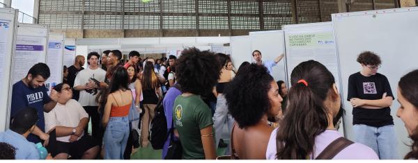 Vista geral da quadra, mostrando o grande número de pessoas visitando a jornada