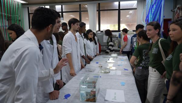 Foto dos estudantes visitando um laboratório