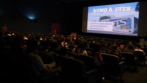 Estudantes no Cine Metrópolis vendo uma apresentação sobre a Ufes