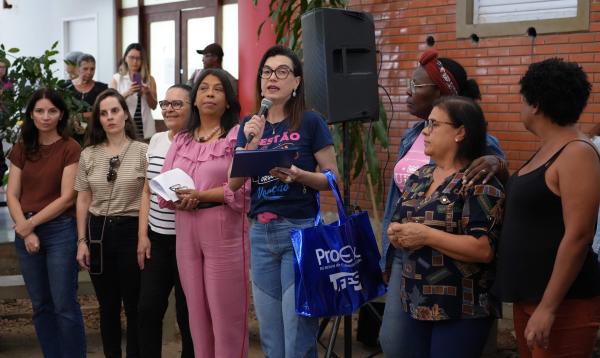 Foto da pró-reitora Josiana Binda falando ao lado da vice-reitora da Ufes