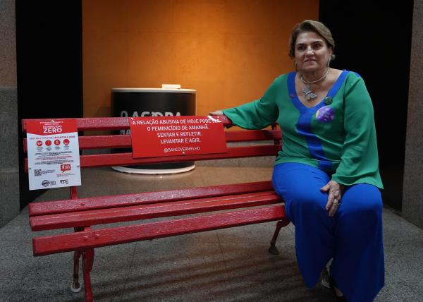 foto da ministra sentada no banco vermelho