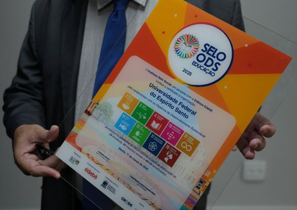 Close da placa da certificação