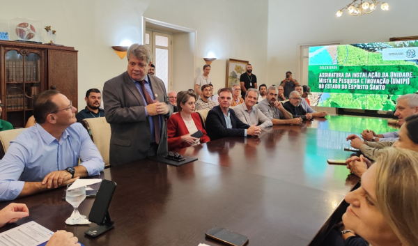 Foto do reitor falando para os participantes da solenidade