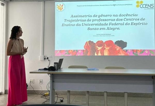 Foto de Lorrane Vimercati apresentando sua dissertação