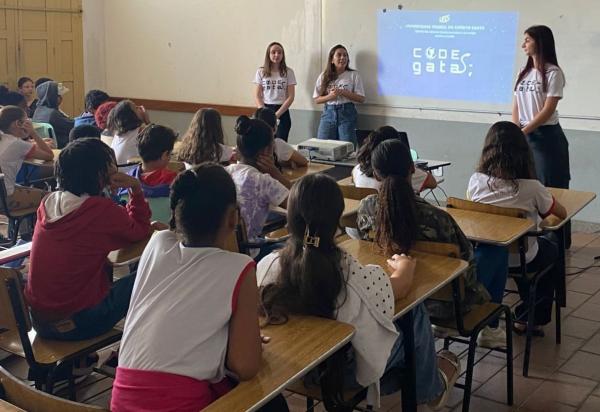 Estudantes do projeto Codegatas falando para estudantes da educação básica