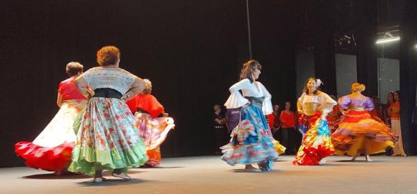 Foto de uma apresentação de dança cigana realizada durante o evento