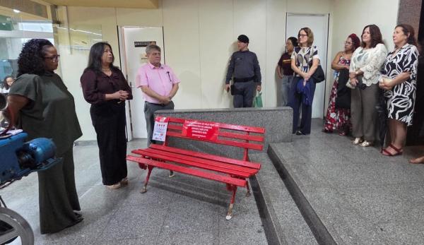 Foto do momento de inauguração do banco