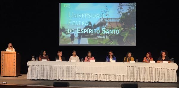 Foto da mesa de abertura do evento
