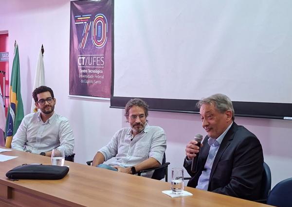 Foto dos três professores que conduziram a aula inaugural