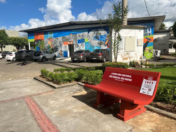 Foto de um banco vermelho instalado no campus de Alegre