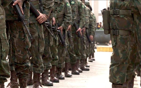 Cena de Cheiro de Diesel na qual aparecem militares do exército perfilados