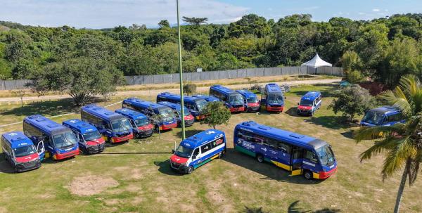 Foto dos micro ônibus entregues pelo Ministério da Saúde
