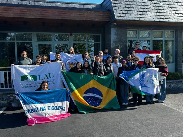 Imagem das equipes participantes da competição na Irlanda, posando com as bandeiras