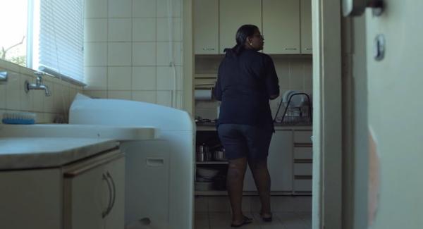 Cena de Aqui não entra luz em que aparece uma mulher negra em uma cozinha