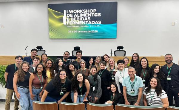 Foto da comitiva de Alegre reunida no auditório do evento