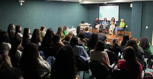 foto da palestra realizada, mostrando o auditório cheio
