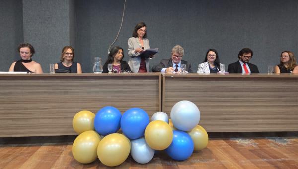Foto do reitor assinando o termo de posse