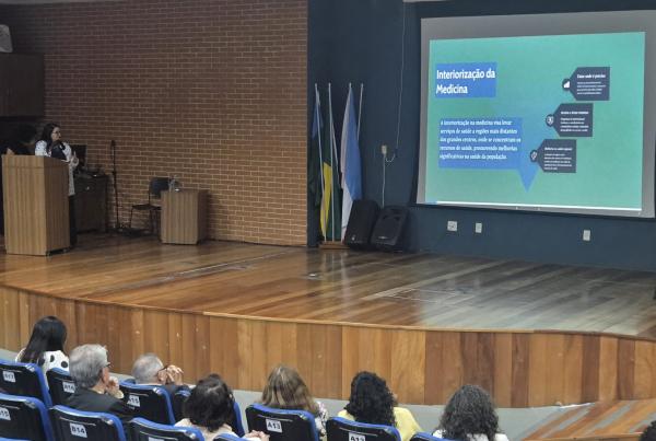 Aula magna ministrada pela professora Lucia Pellanda
