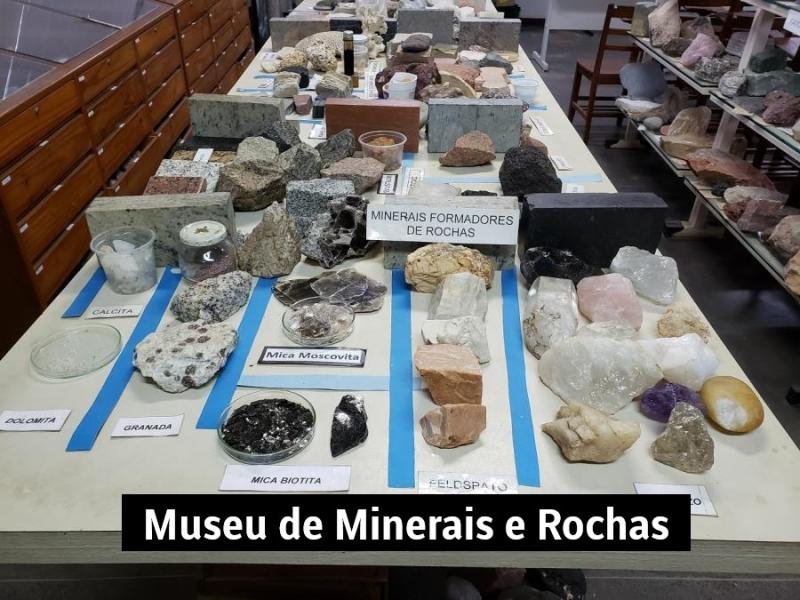 Foto de diversos minerais e rochas sobre uma mesa