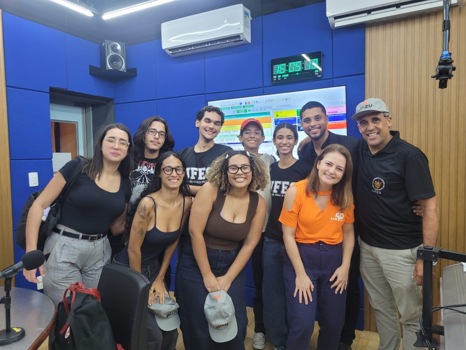 Foto da equipe da Rádio Ufes em um estúdio de rádio