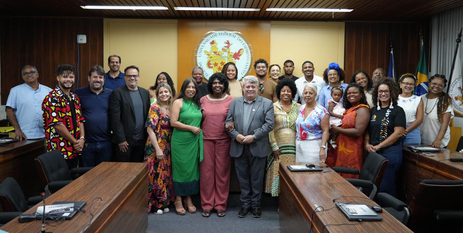 Foto da deputada Benedita da Silva com todas as pessoas presentes na recepção