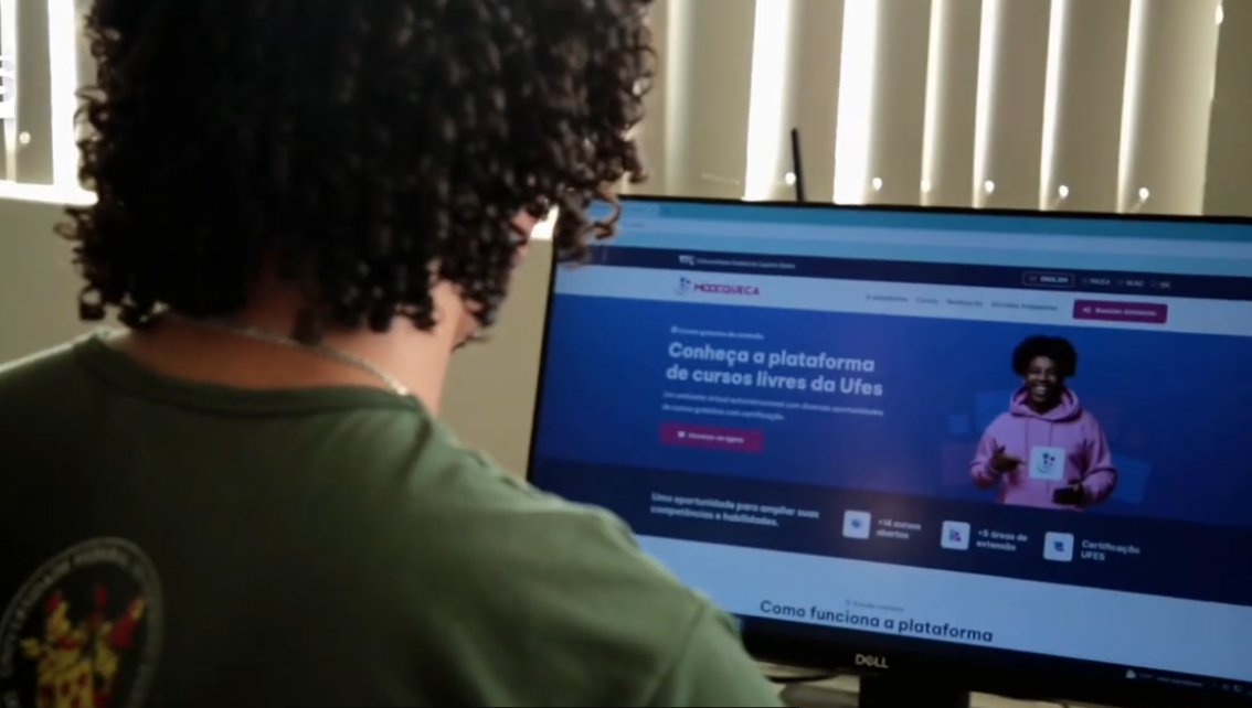 Foto de estudante acessando a plataforma no computador