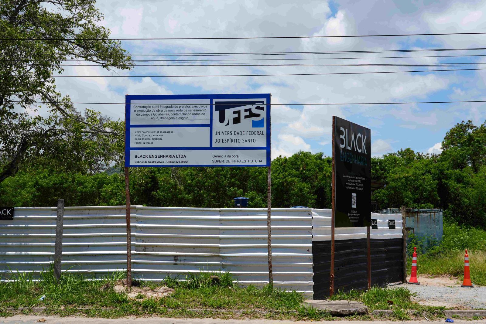 Foto dos tapumes que cercam o canteiro onde começou a obra