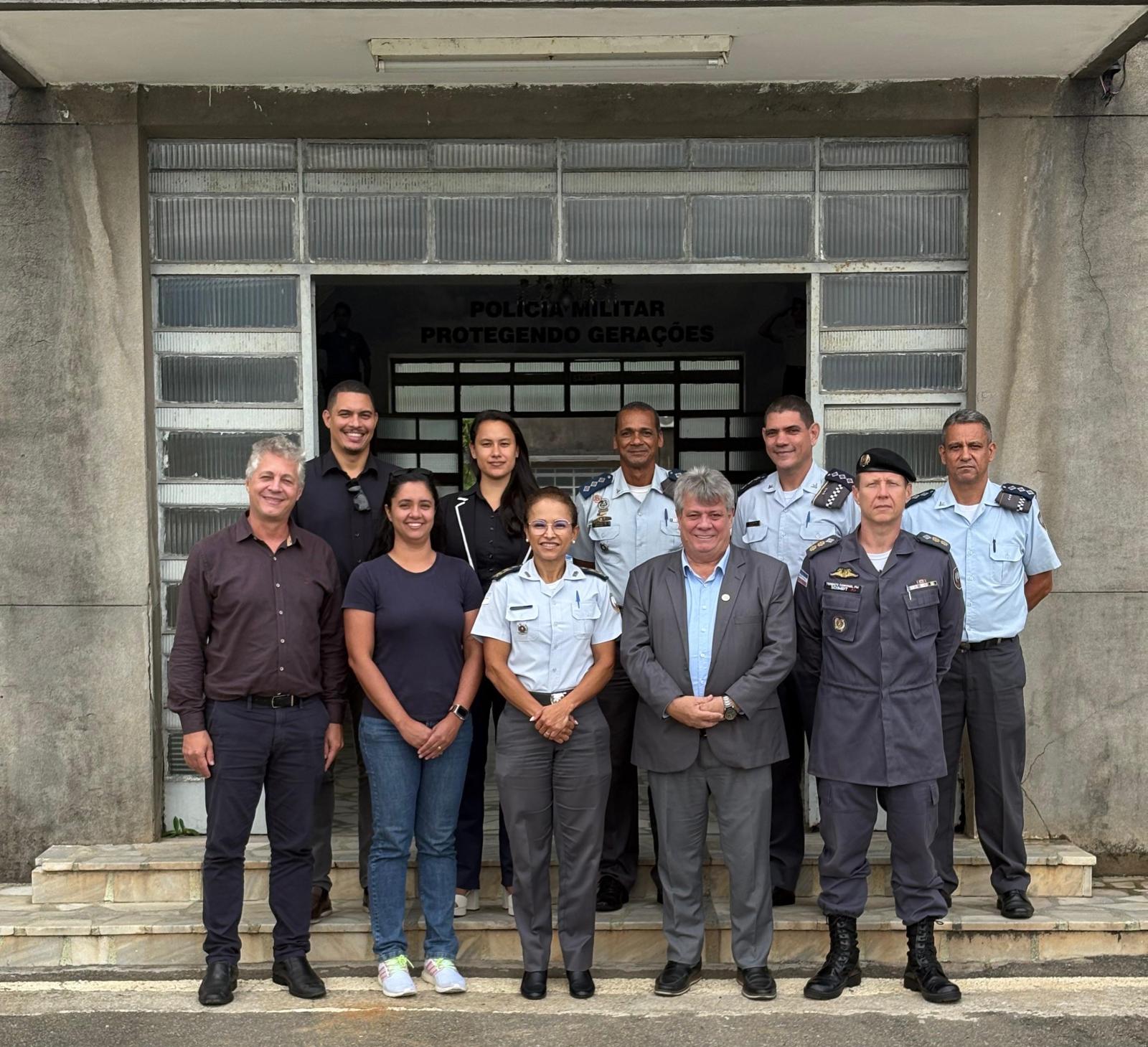 Foto dos participantes da reunião em frente à entrada do quartel