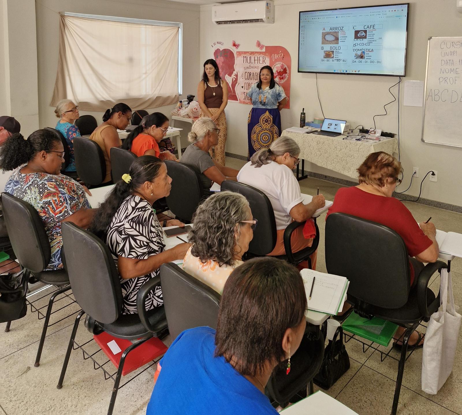 Foto da sala de aula com duas professoras à frente