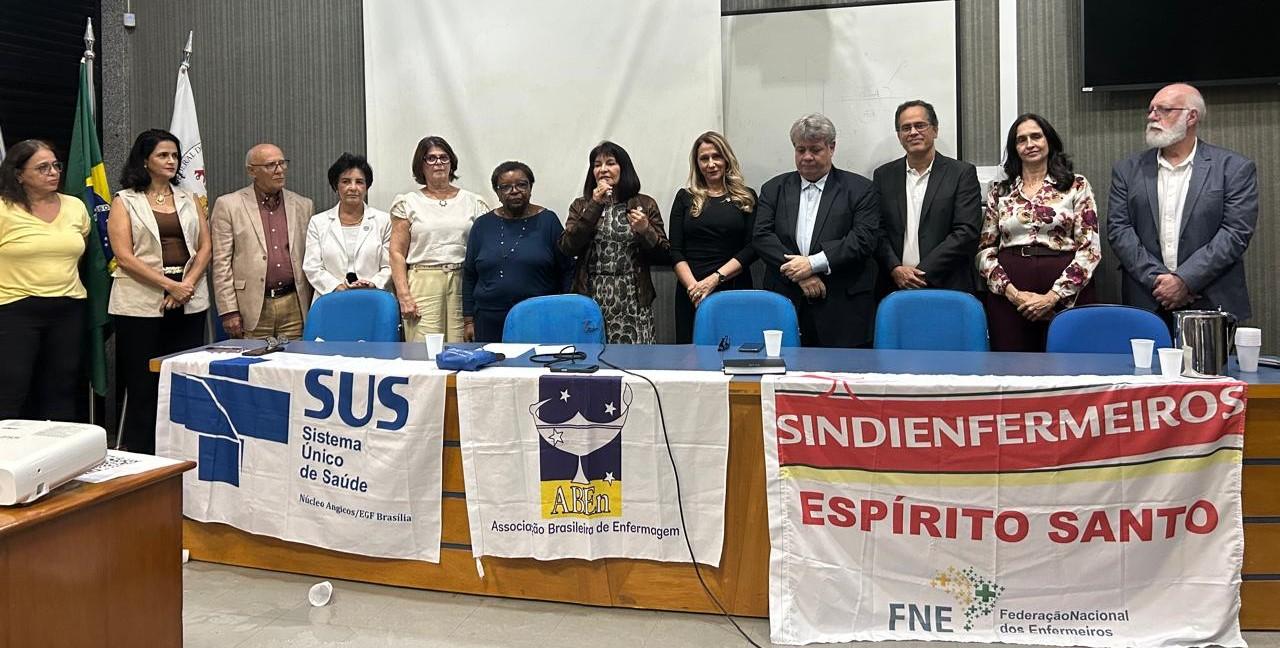 Foto da mesa de autoridades