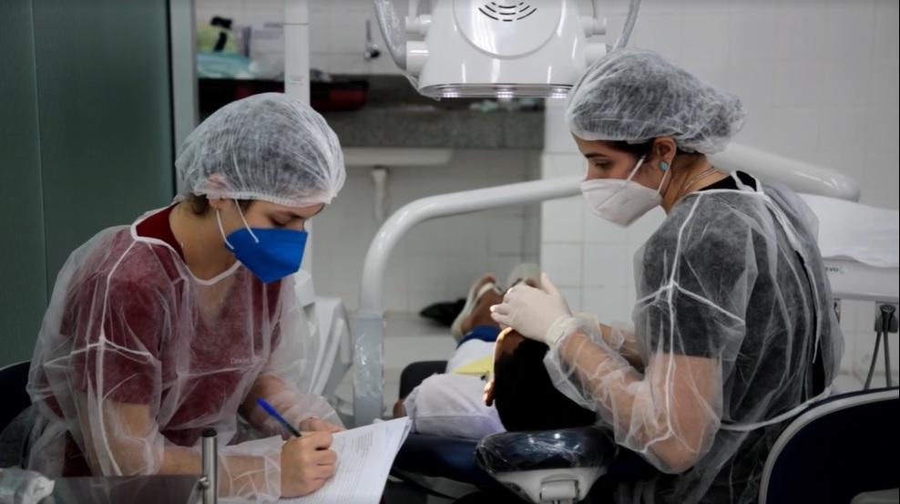 Foto de dentistas atendendo uma pessoa