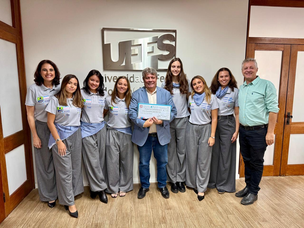 Foto das estudantes com as professoras, o reitor e o pró-reitor de Administração