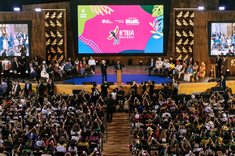 Foto panorâmica da abertura do evento mostrando o auditório lotado