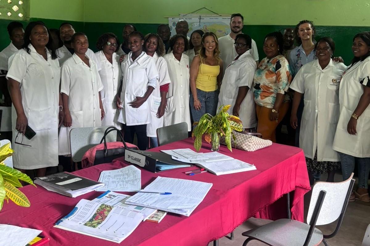 Foto dos pesquisadores da Ufes em encontro com profissionais da educação de Moçambique 