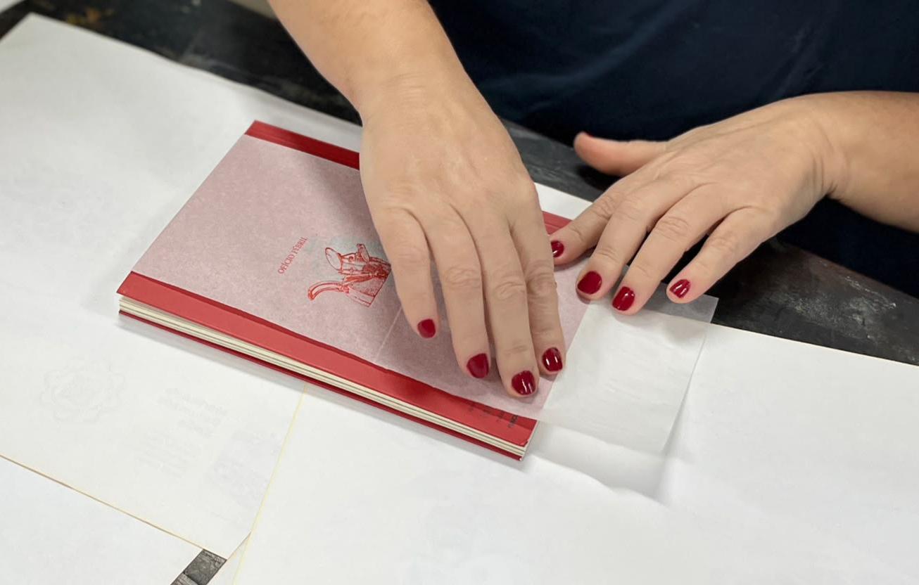 Produção artesanal do livro do projeto Ofício febril