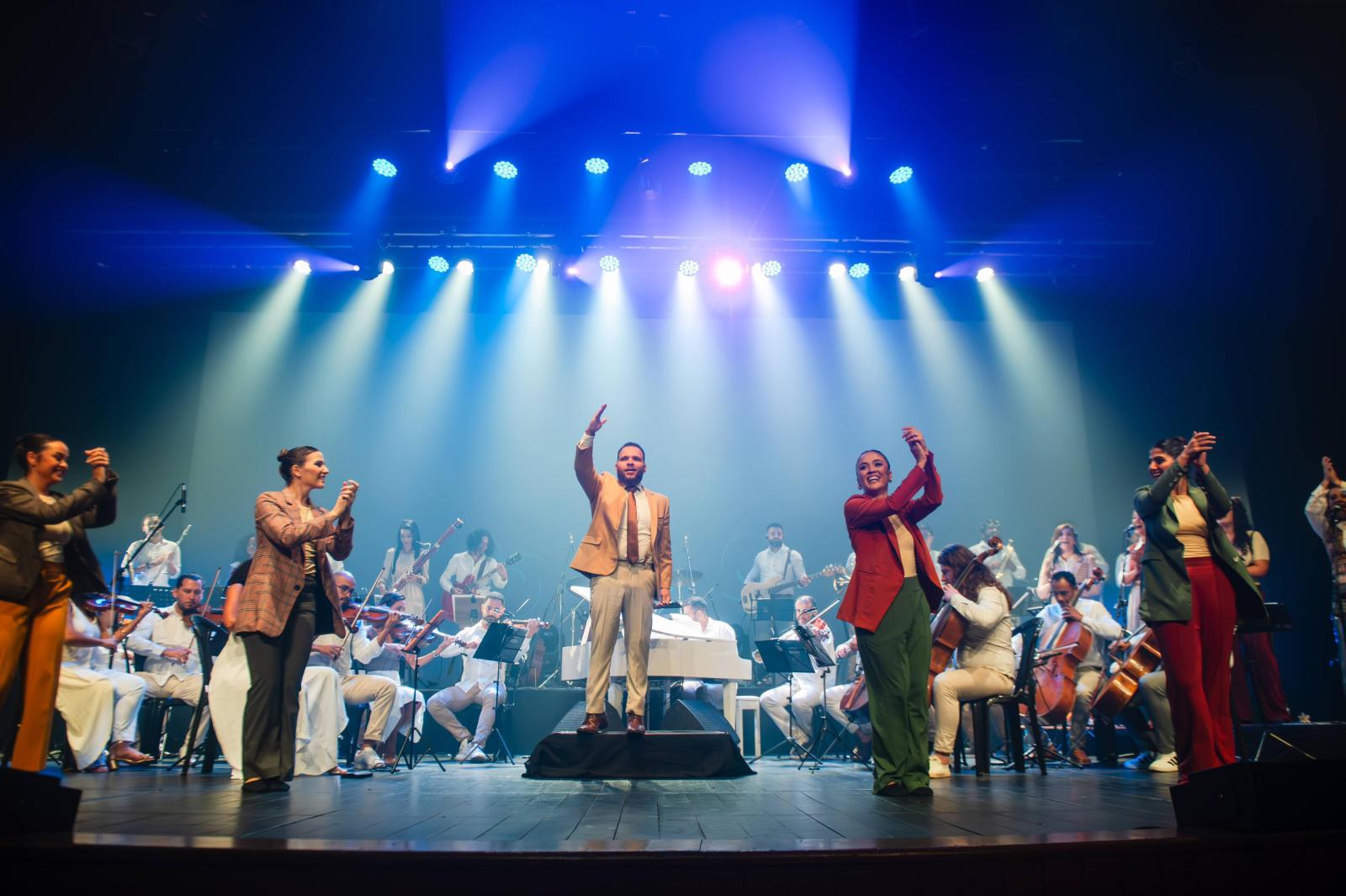 Orquestra durante concerto no palco