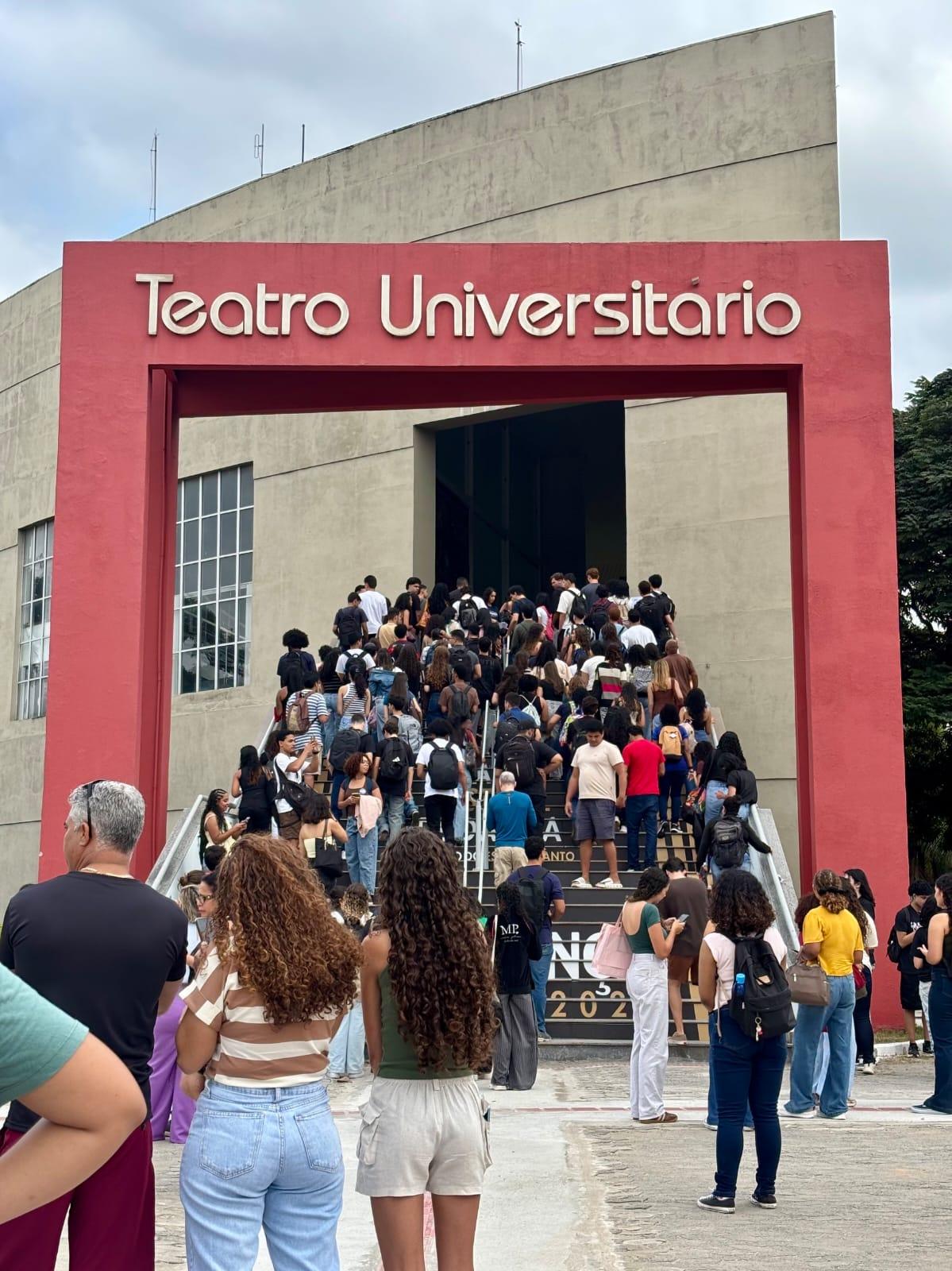 Fila de estudantes no Teatro Universitário