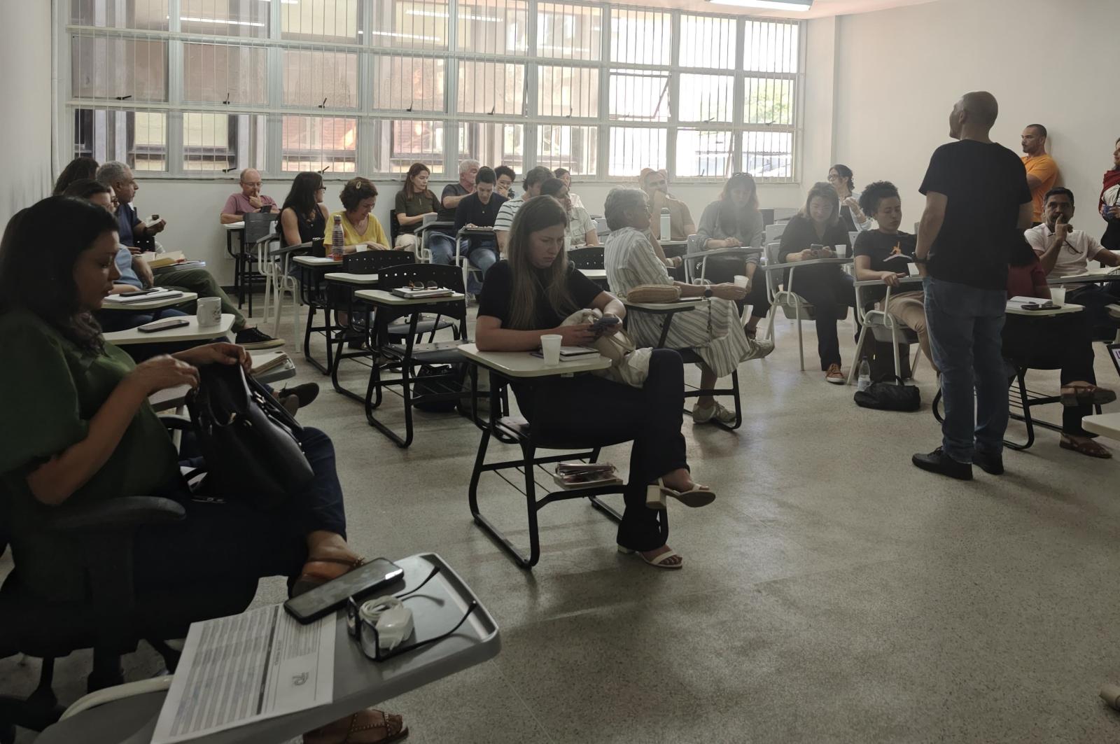 Foto dos servidores na sala de aula