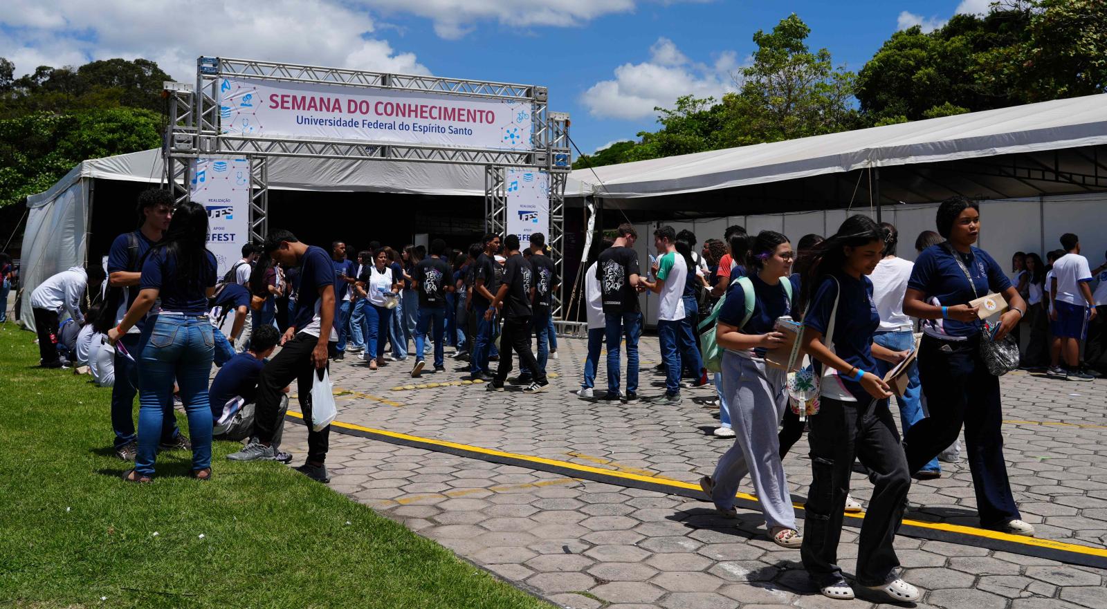 Foto do portal de entrada do evento com o público na frente