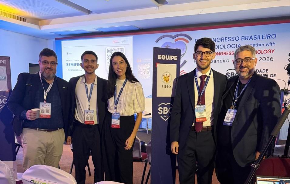 Foto dos estudantes ladeados por dois professores