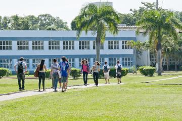 Foto de estudantes andando no campus