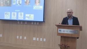 Foto do professor Daniel Gomes fazendo sua apresentação