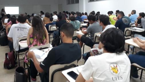 foto de um sala de aula com estudantes