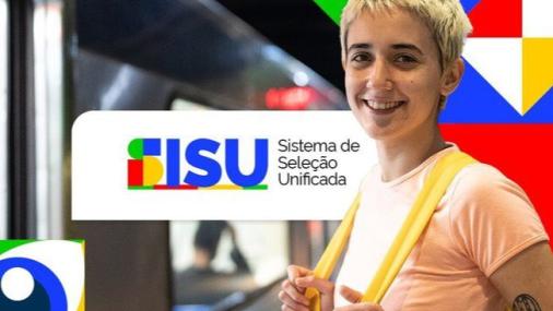 Cartaz de divulgação do Sisu em que aparece uma jovem sorrindo, segurando as alças de uma mochila