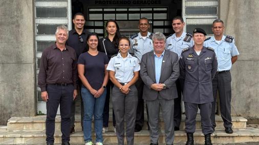 Foto dos participantes da reunião em frente à entrada do quartel