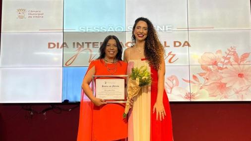 Foto da vice-reitora com a vereadora Karla Coser