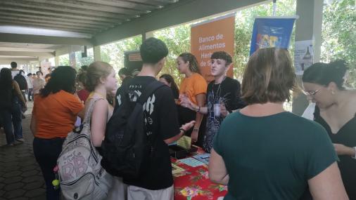 Foto de estudante recebendo informações sobre os serviços da Semas